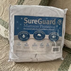 NEW IN BAG , SAFE GUARD MATTRESS PROTECTOR FULL SIZE 54” x 75” WHITE